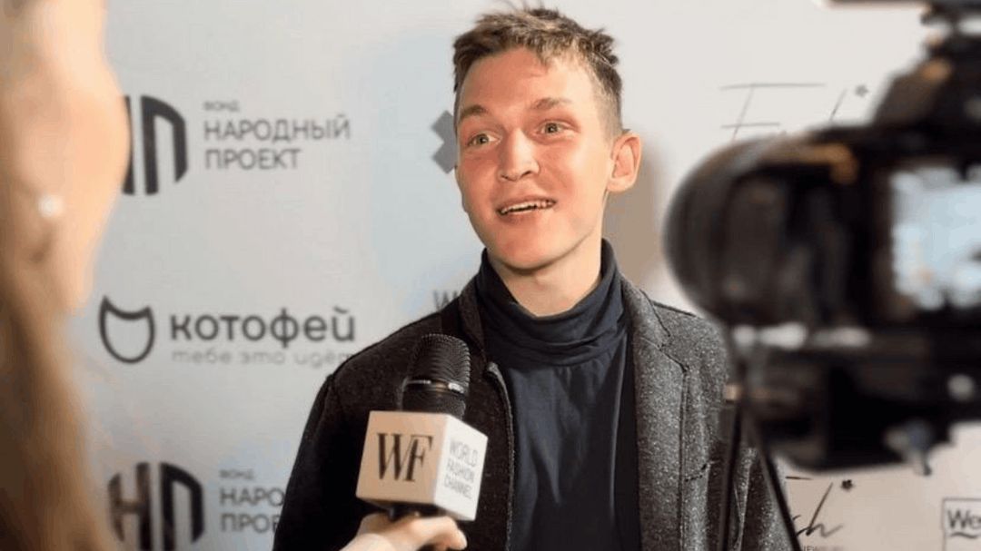 Иван даёт интервью на пресс-волле