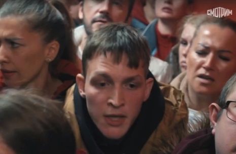 Кадр со съёмок: Иван в толпе людей