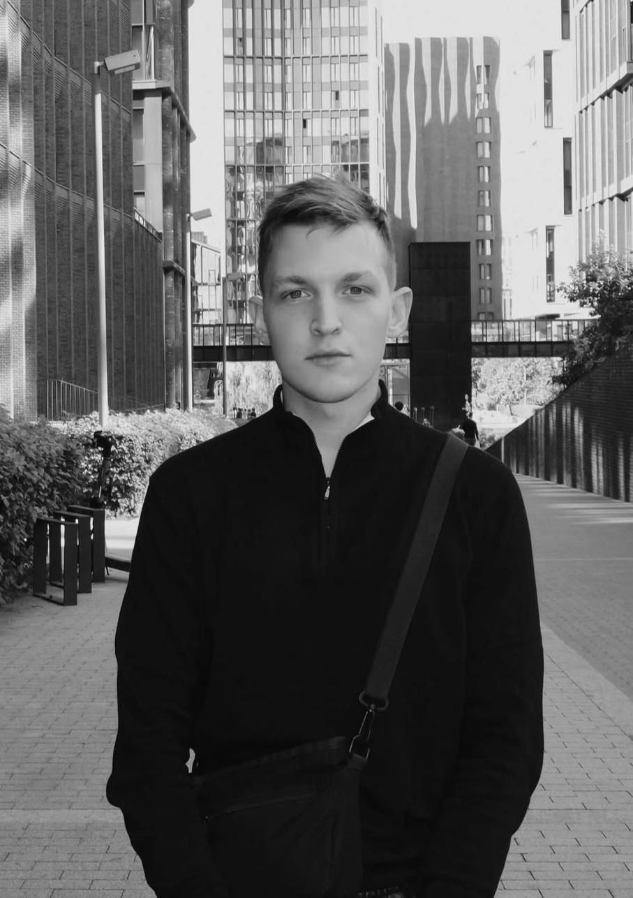 Иван Верещагин, чёрно-белый портрет на городской улице