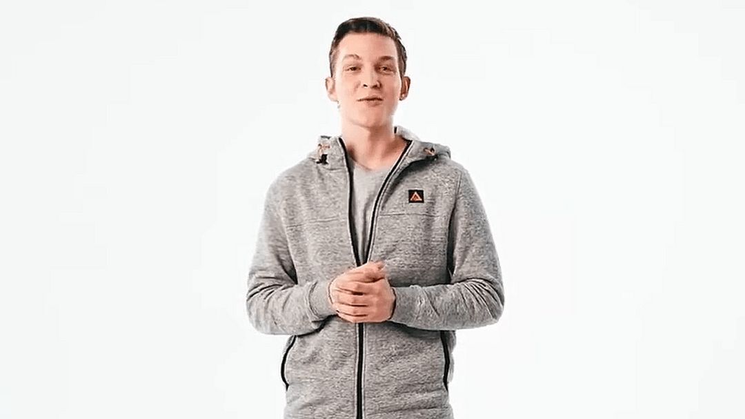 Кадр рекламной съёмки на белом фоне: Иван в сером худи