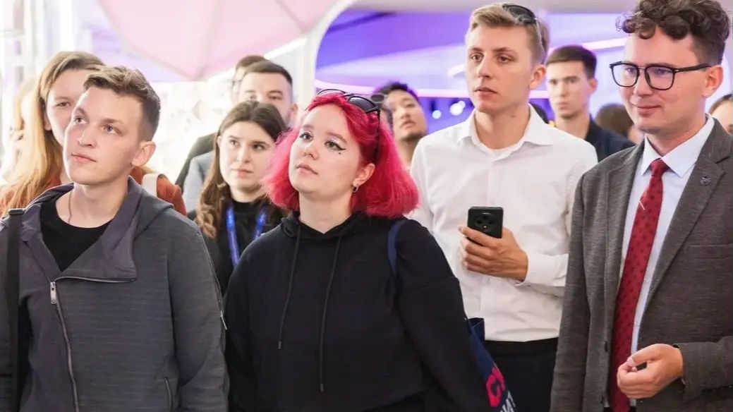 Иван с молодёжью на форуме